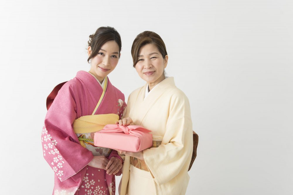 新年に着物を着てほほ笑む義母と嫁